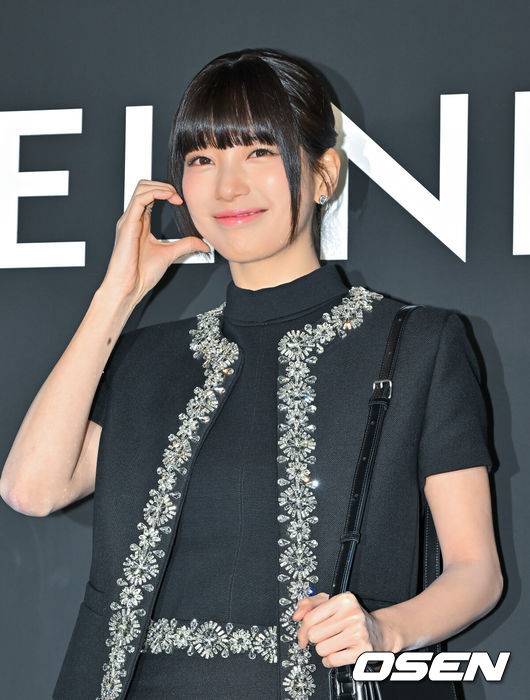 [OSEN=박준형 기자] &nbsp;28일 오후 서울 청담동에서 '셀린느 청담 플래그십 스토어' 오픈 행사가 진행됐다.이날 행사에는 배우 박보검과 수지, 뉴진스 다니엘, 그룹 투어스, Kevin Paker(Tame Impala 밴드)가 참석했다. 배우 수지가 포즈를 취하고 있다. 2024.11.28 / soul1014@osen.co.kr