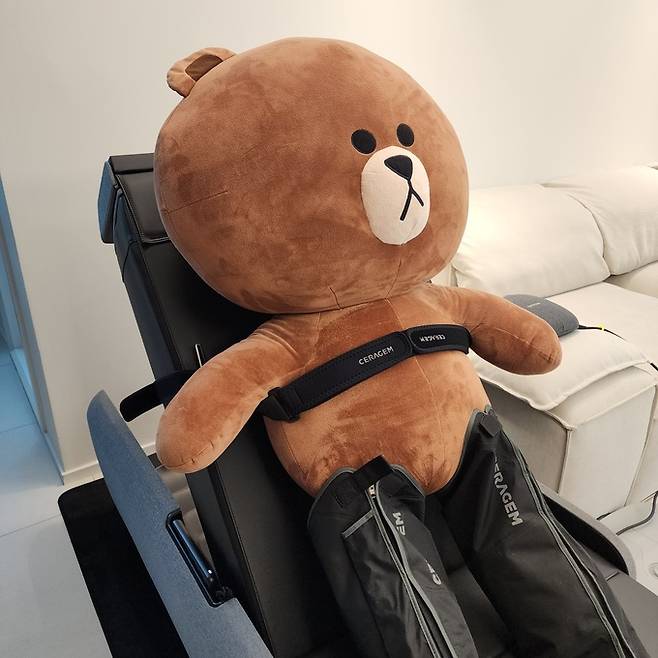 곰&nbsp;인형이 세라젬 마스터 V9의 리클라이닝 기능과 에어셀 다리 마사지기를 사용하는 모습.&nbsp; &nbsp; 이동수 기자