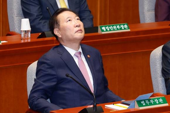 생각에 잠긴 박성재 법무부 장관 - 박성재 법무부 장관이 지난달 29일 국회에서 열린 예산결산특별위원회 제13차 전체 회의에 자리하고 있다. 더불어민주당은 이날 예결위에서 사상 처음으로 ‘감액 예산안’을 강행 처리했다. 야당이 예결위에서 예산안을 단독으로 처리한 것은 이번이 처음이다. 2024.11.29/뉴스1