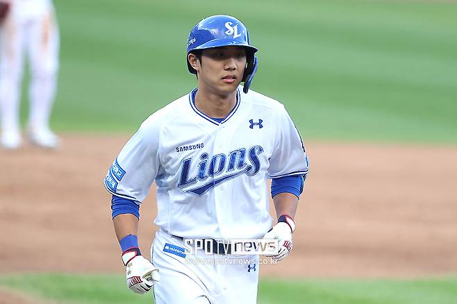 ▲ 삼성 유격수 이재현이 10월 26일 대구 삼성라이온즈파크에서 열린 2024 신한 SOL뱅크 KBO 포스트시즌 KIA와의 한국시리즈 4차전에서 5회말 좌월 솔로홈런을 터뜨리고 홈플레이트를 향해 뛰어가고 있다. ⓒ곽혜미 기자