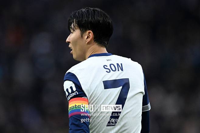 ▲ 토트넘은 1일 오후 10시 30분(이하 한국시간) 영국 런던 토트넘 홋스퍼 스타디움에서 열린 2024-25시즌 잉글랜드 프리미어리그 13라운드 풀럼과 홈경기에서 1-1로 비겼다. 도미닉 솔란케가 컨디션 난조로 결장하면서 손흥민이 최전방 스트라이커로 나선 것이다. 손흥민은 왼쪽 날개로 나선 티모 베르너, 오른쪽 측면을 책임진 브레넌 존슨과 호흡을 맞췄다.