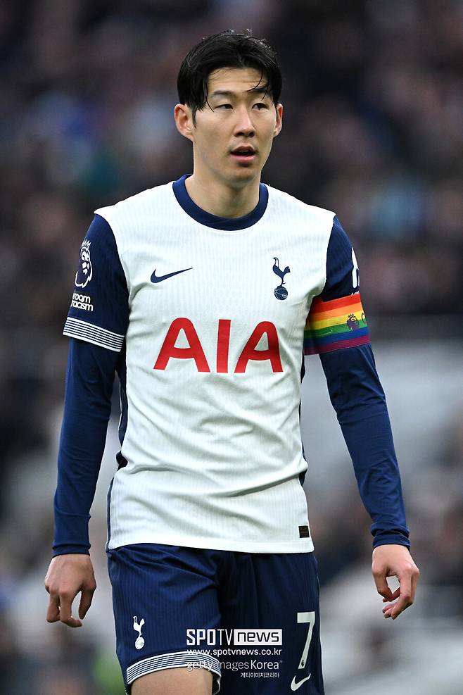 ▲ 토트넘은 1일 오후 10시 30분(이하 한국시간) 영국 런던 토트넘 홋스퍼 스타디움에서 열린 2024-25시즌 잉글랜드 프리미어리그 13라운드 풀럼과 홈경기에서 1-1로 비겼다. 도미닉 솔란케가 컨디션 난조로 결장하면서 손흥민이 최전방 스트라이커로 나선 것이다. 손흥민은 왼쪽 날개로 나선 티모 베르너, 오른쪽 측면을 책임진 브레넌 존슨과 호흡을 맞췄다.