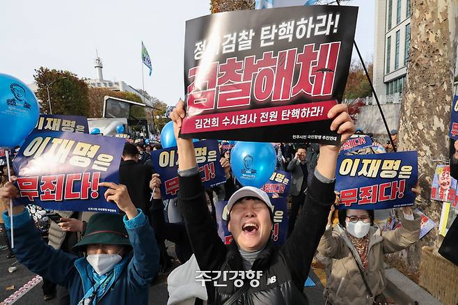 이재명 더불어민주당 대표가 11월  25일 위증교사 사건 1심에서 무죄를 선고받자 서울 서초구 서울중앙지방법원 앞에 모인 지지자들이 환호하고 있다./성동훈 기자