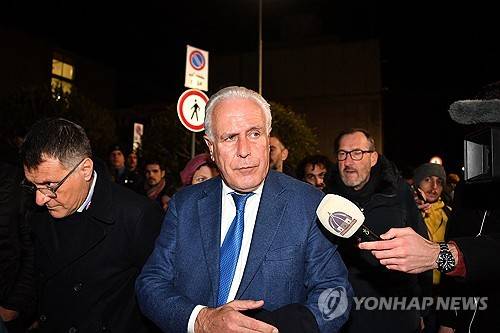 보베가 2일(한국시간) 이탈리아 피렌체에 있는 스타디오 아르테미오 프란키에서 열린 피오렌티나와 인터 밀란의 2024-2025시즌 세리에A 14라운드 홈 경기에 선발 출장했다가 갑자기 쓰러졌다.&nbsp;  왼쪽 윙어로 선발 출장한 보베는 경기 중 전반 17분 축구화 끈은 묶은 뒤 일어서서 걸어가는 과정에서 갑자기 쓰러졌다. 앞에서 있던 덴젤 둠프리스가 보베의 상황을 확인한 즉시, 다가가 응급조치를 진행했다..연합뉴스