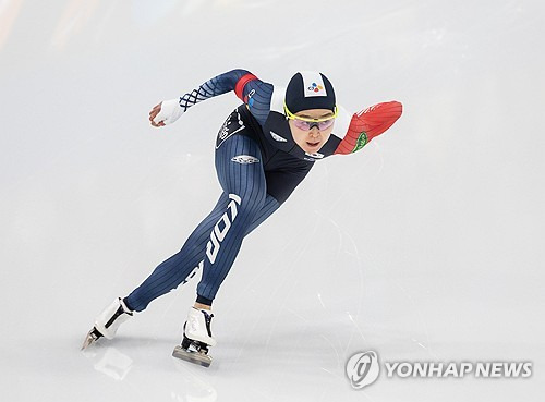 한국 여자 스피드스케이팅 국가대표 김민선이 지난 1일 중국 베이징에서 열린 ISU 스피드스케이팅 월드컵 2차 대회 여자 500m 2차 레이스에서 역주하고 있다. EPA/연합뉴스