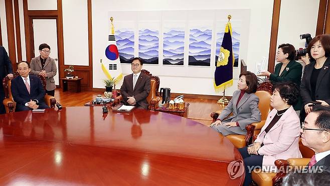 항의하는 국민의힘 중진 의원들 (서울=연합뉴스) 김주성 기자 = 국민의힘 김정재 의원등 중진 의원들이 2일 오전 비상의원총회를 마친 뒤 국회의장실을 방문, 우원식 의장에게 감액 예산안의 본회의 처리에 대한 반대 의견을 전달하고 있다. 2024.12.2 utzza@yna.co.kr