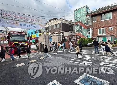 수원 인계초 소방 훈련 현장 (수원=연합뉴스) 지난 10월 인계초 소방 훈련 당시 모습. 2024.12.2 [경기도소방재난본부 제공. 재판매 및 DB 금지] sol@yna.co.kr