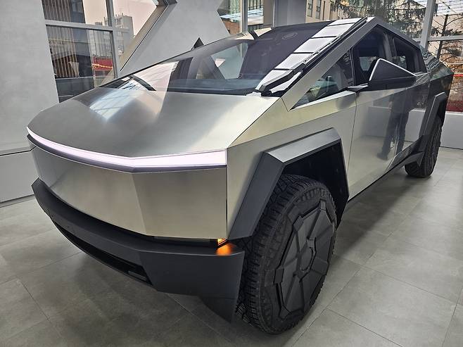 테슬라코리아 강남 전시장에 세워진 사이버트럭 [촬영 임성호]