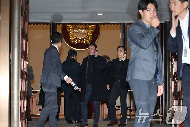 윤석열 대통령이 전격적으로 계엄령을 선포한 3일 밤 서울 여의도 국회 본회의장으로 야당 의원들이 모이고 있다. 2024.12.3/뉴스1 ⓒ News1 이광호 기자