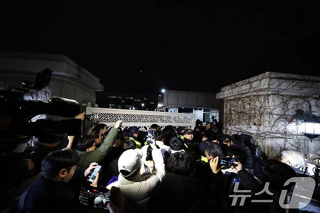 비상 계엄이 선포된 3일 밤 서울 여의도 국회 앞에 경찰 병력이 출입을 통제하고 있다. 2024.12.3/뉴스1 ⓒ News1 구윤성 기자