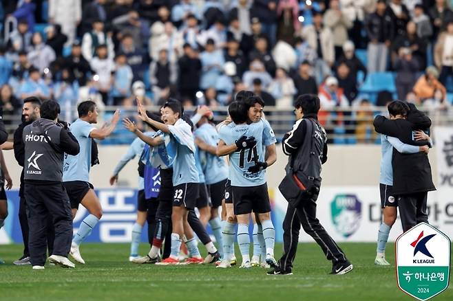 대구 선수들이 1일 아산전에서 잔류를 확정하고 기쁨을 나누고 있다. 사진 | 한국프로축구연맹