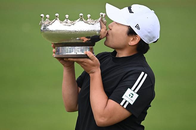 South Korea's Shin Ji-yai poses with the women's winner's trophy after the final round of the 2024 ISPS Handa Australian Open Golf tournament at the Kingston Heath Golf Club in Melbourne on December 1, 2024. (Photo by WILLIAM WEST / AFP)







<저작권자(c) 연합뉴스, 무단 전재-재배포, AI 학습 및 활용 금지>