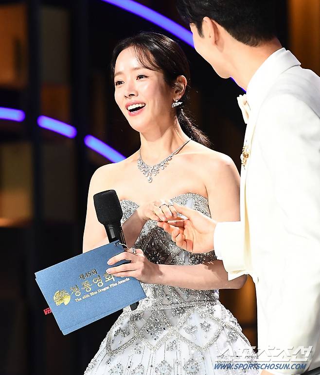 시상식이 끝나고 생방송 카메라가 꺼지자마자 한숨을 쉬며 긴장을 푼 한지민