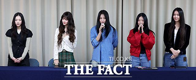 그룹 뉴진스가 지난달 28일 서울 강남구 스페이스쉐어 삼성역센터에서 어도어와의 전속계약 해지 관련 긴급 기자회견을 하고 있다. 왼쪽부터 해린, 다니엘, 하니, 민지, 혜인의 모습이다. /박헌우 기자