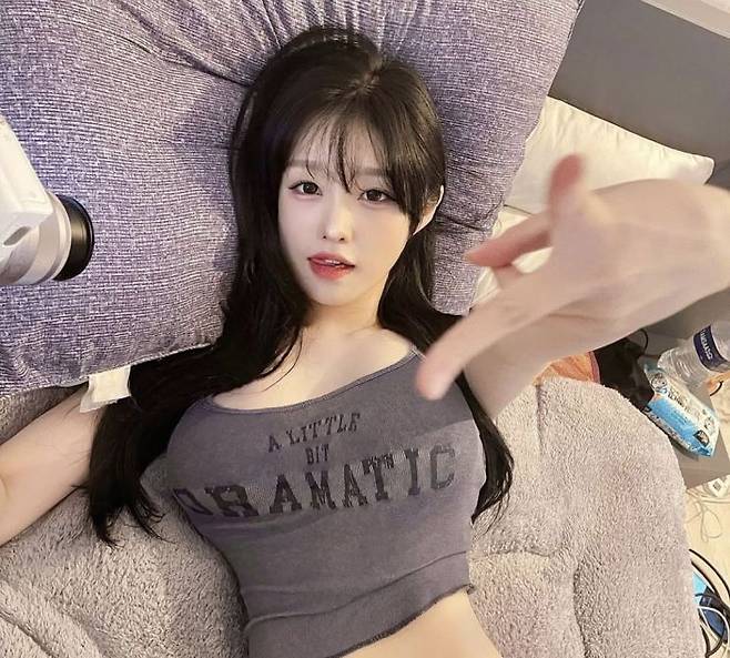 스트리머 한갱이 ‘치지직’을 떠나 ‘SOOP’으로 이적한 뒤 첫 방송에서 1600만원 이상의 수익을 올린 것으로 전해졌다. 한갱 인스타그램