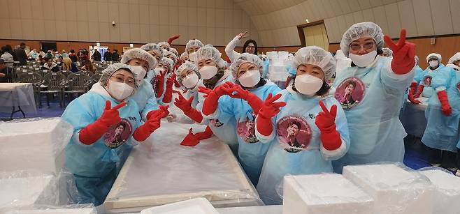 박지현 팬카페 엔돌핀 회원들이 강남장애인 김장나눔 대축제에서 봉사한 뒤 함께 포즈를 취했다. / 박지현 네이버 팬카페