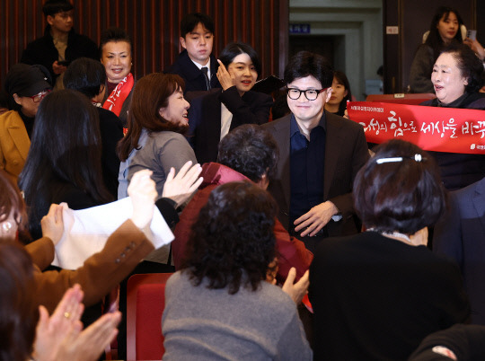 한동훈 국민의힘 대표가 3일 서울 여의도 국회도서관에서 열린  서울여성정치아카데미 1기 개강식에 참석하고 있다. 연합뉴스