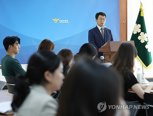 조광현 안보수사지원과장이 10일 오후 서울 종로구 서울경찰청에서 삼성전자 반도체 핵심 기술을 중국에 유출한 혐의 관련 피의자 구속 송치 브리핑을 하고 있다. 연합뉴스