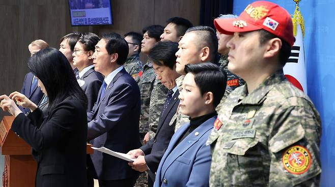 해병대예비역연대 회원들과 윤석열탄핵 국회의원연대 의원들이 3일 오전 국회 소통관에서 시국선언 및 윤석열탄핵선포 회견을 하고 있다. 연합뉴스