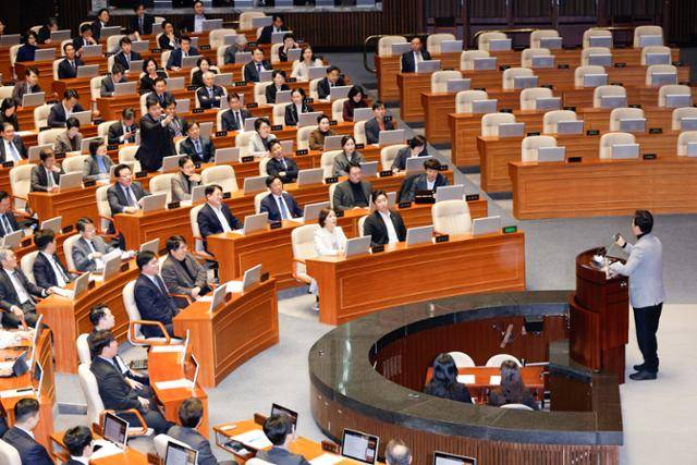 국회 예산결산특별위원회 구자근 국민의힘 간사가 2일 국회에서 열린 제418회국회(정기회) 제14차 본회의에서 의사진행 발언 중 조계원 더불어민주당 의원과 설전을 벌이고 있다. 뉴스1