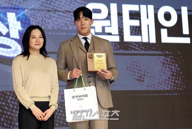 조아제약과 일간스포츠가 공동 제정한 '2024 조아제약 프로야구 대상 시상식'이 3일 오전 서울 강남구 엘리아나호텔에서 열렸다. 삼성 원태인이 최고투수상을 수상하고 시상을 맡은 곽혜은 이데일리엠 일간스포츠 대표이사와 함께 포즈를 취하고 있다. 김민규 기자 mgkim1@edaily.co.kr /2024.12.03/