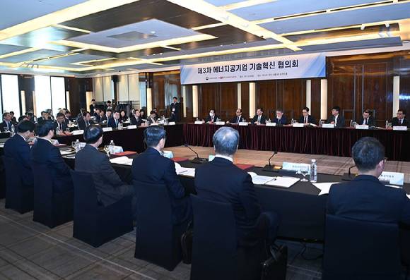 한국전력공사 등 17개 에너지공기업 등이 지속적 R&D 협력체계 구축을 위한 업무협약을 체결했다. [사진=산업부]