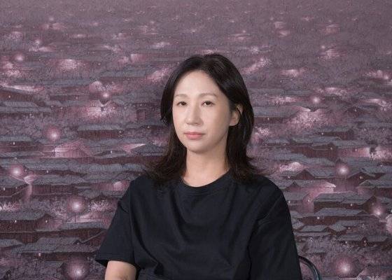 런던 알린 레쉬 갤러리에서 전시 중인 정영주 작가. [사진 Almin Rech]