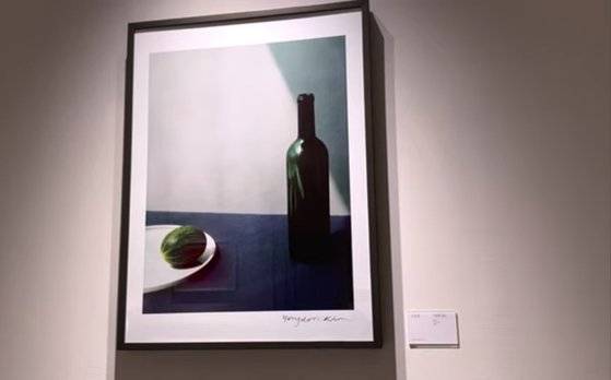 다이아몬드 퍼스트 라운지에 걸린 김용훈 작가의 '시간의 온도'. 사진 유튜브 '김자연의 트랜드리더'.