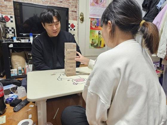 박지성 인천서부 아동보호전문기관 팀장이 사례관리를 위해 학대피해 아동 민서(11‧가명)의 집을 지난달 7일 찾았다. 학대 재발 방지와 가정 회복을 목적으로 하고 있지만, 여러 이유로 아보전에선 퇴사가 이어진다. 이찬규 기자