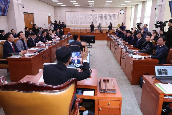 3일 오전 국회 법제사법위원회에서 정청래 위원장과 여야 위원들이 법무부, 검찰청, 검사의 헌법·법령 위반 감사요구안에 대해 표결하고 있다. 연합뉴스