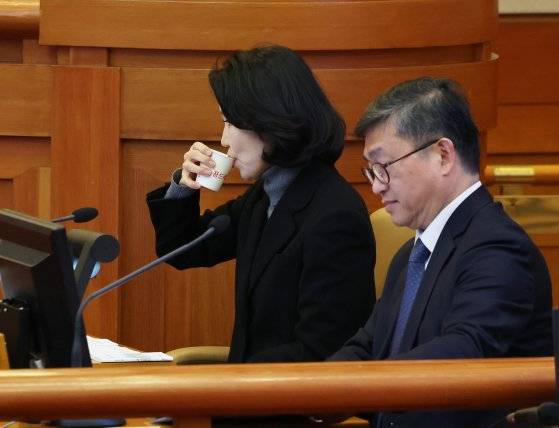 이진숙 방송통신위원장이 3일 오후 서울 종로구 헌법재판소 대심판정에서 열린 탄핵심판청구 사건에 대한 2회 변론에 출석해 물을 마시고 있다. 뉴스1