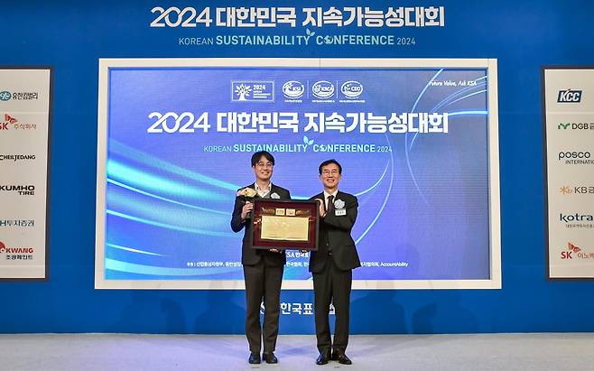 KCC가 '2024 대한민국 지속가능성 대회'서 3관왕을 달성하며 명예의 전당에 헌정됐다. 왼쪽부터 백승근 KCC 수석, 문동민 한국표준협회 회장./제공=KCC