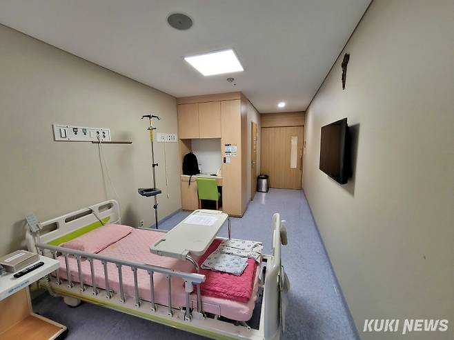 조혈모세포 기증을 위해 입원한 병원 1인실 모습. 환자복과 설문조사서, 생활용품 등이 구비돼 있다. 사진=김건주 기자&nbsp;