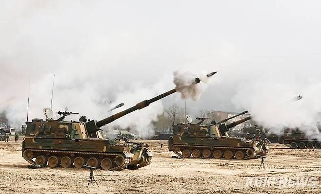 지난 4월17일 강원도 철원군 문혜리사격장에서 열린 ‘수도군단 합동 포탄사격훈련’에서 수도포병 여단 K-9 자주포가 실사격 훈련을 하고 있다. 사진=박효상 기자&nbsp;