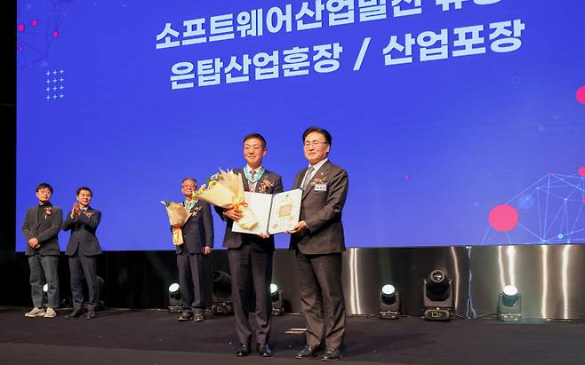 지난 2일 열린 ‘25회 소프트웨어 산업인의 날’ 기념식에서 네오위즈홀딩스 나성균 의장(사진 왼쪽)이 유상임 과학기술정보통신부 장관과 은탑산업훈장 수훈 기념 촬영을 진행하고 있다. 네오위즈