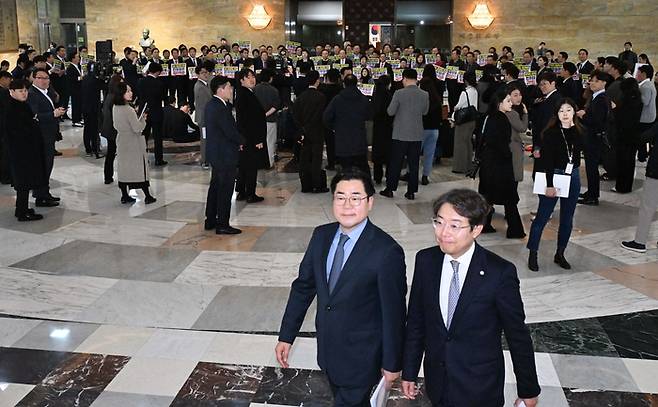 2일 정기회 제14차 본회의가 열리는 서울 여의도 국회 로텐더홀에서 더불어민주당 박찬대 원내대표 등 의원들이 본회의장에 입장하고 있다. [김호영 기자]