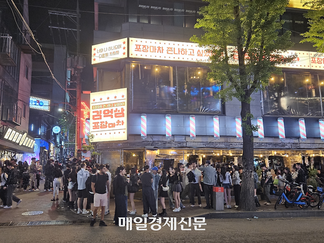 지난달 29일 심야 홍대 클럽에 입장하기 위해 줄 서 있는 인파. [지혜진 기자]
