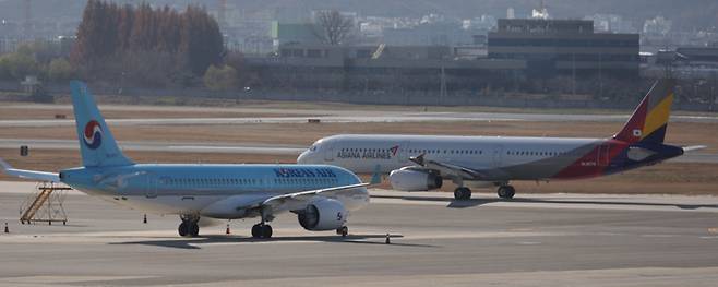 대한항공과 아시아나항공의 합병이 사실상 확정되면서 국내 저비용항공사(LCC)의 재편과 경쟁 구도에도 큰 폭의 변화가 전망된다. [이충우 기자]