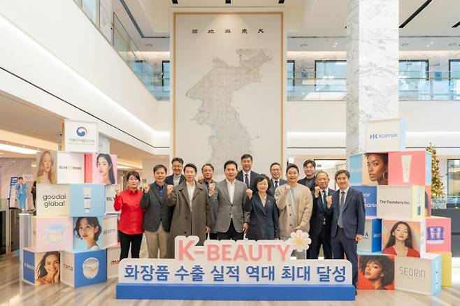 윤상현 콜마그룹 부회장이 K뷰티 인디 브랜드와 협력을 강화하겠다는 의지를 보였다. 지난 2일 한국콜마 종합기술원을 방문한 윤 부회장(앞줄 왼쪽에서 네번째)과 오유경 식품의약품안전처장(앞줄 오른쪽 네번째) 등이 기념사진을 촬영하고 있다. /사진=한국콜마