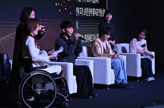 3일 오전 서울 마포구 호텔 나루에서 열린 2024년 장애공감페스티벌에서 토크콘서트 참석자들이 대담을 나누고 있다. 임세준 기자