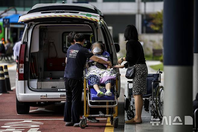 [서울=뉴시스] 정병혁 기자 = 25일 서울의 한 대학병원 앞에서 환자들이 이송되고 있다. 2024.09.25. jhope@newsis.com