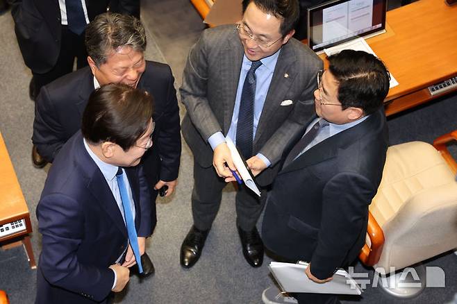 [서울=뉴시스] 권창회 기자 = 이재명 더불어민주당 대표와 박찬대 원내대표가 2일 서울 여의도 국회에서 열린 제418회 국회(정기회) 제14차 본회의를 마치고 이석하고 있다. 2024.12.02. kch0523@newsis.com