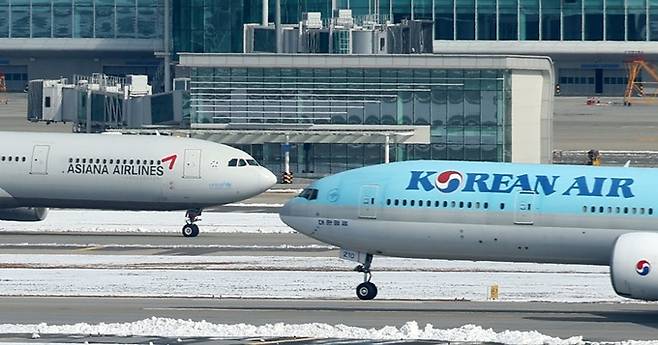 인천국제공항 활주로에서 대한항공·아시아나항공 양사 항공기가 오가고 있는 모습. 뉴시스
