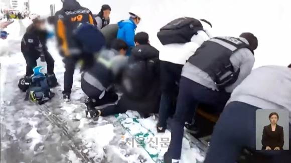 지난달 27일 서울 송파구 가락동 아파트 재건축 현장에서 보행자 전용통로 덮개가 지나가던 행인 3명을 덮쳐, 소방관과 경찰관들이 구조하고 있다. 2024.11.28 (YTN뉴스 캡쳐)