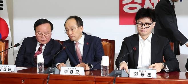 국민의힘 추경호 원내대표와 김재원 최고위원이 12월2일 오전 국회에서 열린 최고위원회의에 입장해 대화하고 있다. 오른쪽은 한동훈 대표.ⓒ연합뉴스