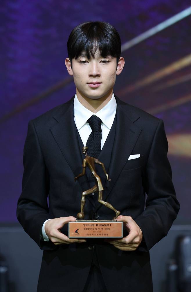 Gangwon Yang Min-hyuk received the Young Player Award at the 'Hana Bank K-League 2024 Grand Prize Awards Ceremony' held at the Swiss Grand Hotel in Hongeun-dong, Seoul on November 29. Newsis