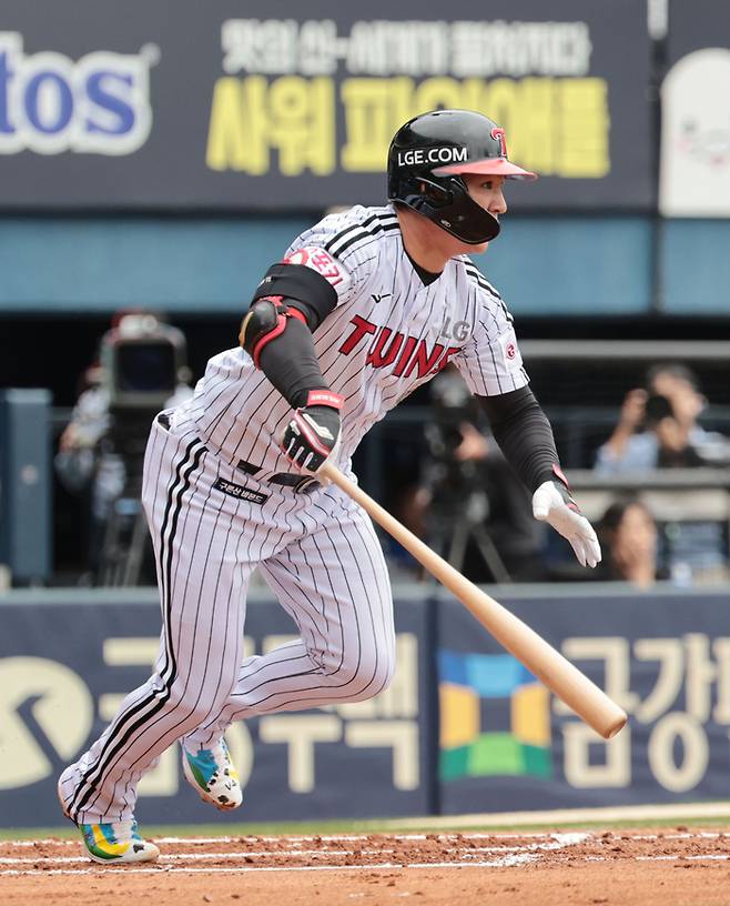 지난 10월 19일 서울 잠실야구장에서 열린 2024 신한 SOL뱅크 KBO 포스트시즌 플레이오프 4차전 LG 트윈스와 삼성 라이온즈의 경기. 2회말 1사 LG 오지환이 우전 안타를 치고 있다. 연합뉴스