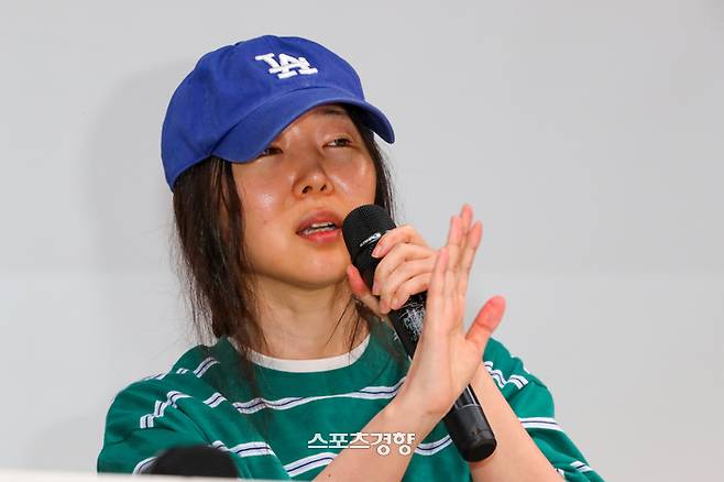 경영권 탈취 의혹을 받고 있는 하이브 산하 레이블 어도어의 민희진 대표가 25일 서울 강남 한국컨퍼런스센터에서 관련 사안에 대해 기자회견을 하고 있다. 2024.4.25 이준헌 기자