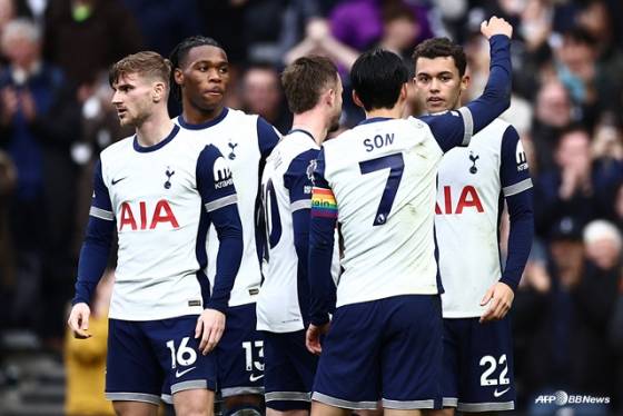 1일(한국시간) 영국 런던의 토트넘 홋스퍼 스타디움에서 열린  풀럼과 2024~2025 잉글랜드 프리미어리그(EPL) 13라운드 중 토트넘 선수단의 골 세리머니. /AFPBBNews=뉴스1