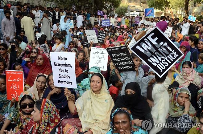 종교적 극단주의에 반대하는 파키스탄 시민사회 집회 파키스탄 시민사회 활동가들이 2024년 11월 23일(현지시간) 남부 신드주 하이데라바드시에서 종교적 극단주의에 반대하는 집회를 열고 있다. 집회는 북서부에서 종파간 충돌로 최소 40명이 숨진 지 이틀만에 개최됐다. [EPA 연합뉴스 자료사진. 재판매 및 DB 금지]